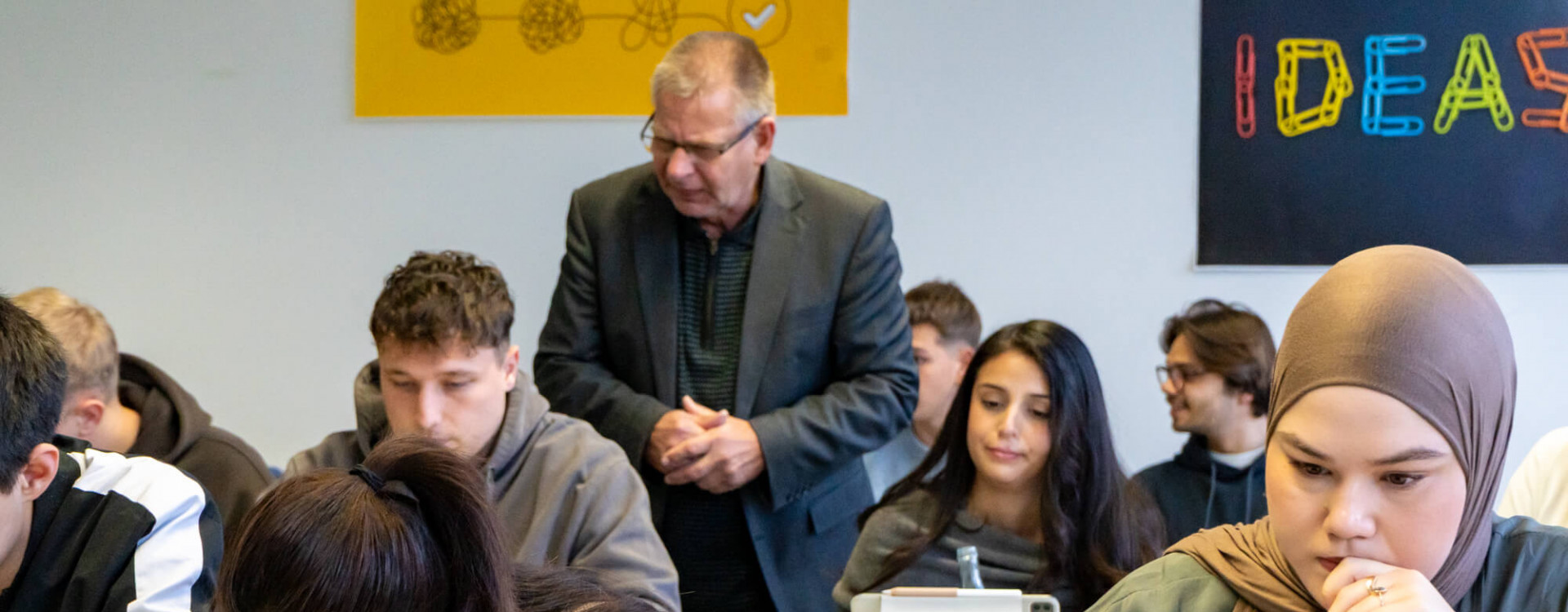 Studierende werden von Ihrem Professor in der Vorbereitung zum EEX-Zertifikat betreut