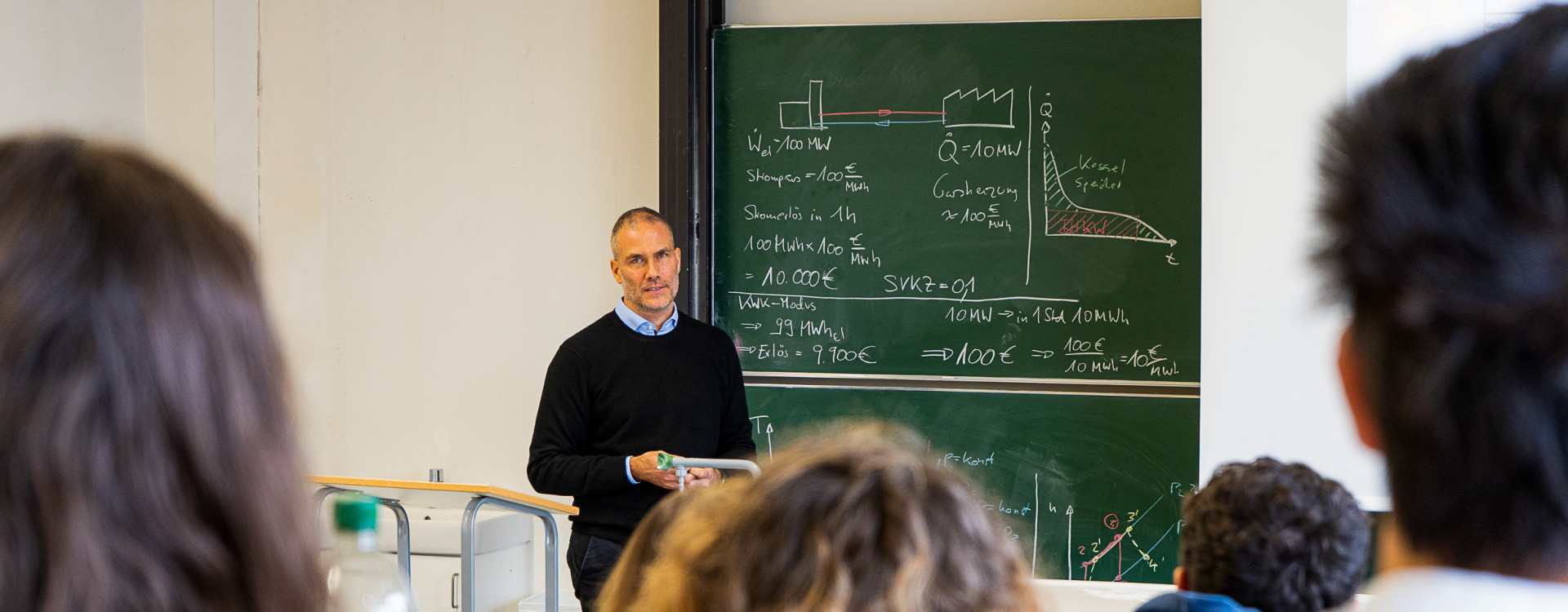 Lehrkraft vor Studierenden