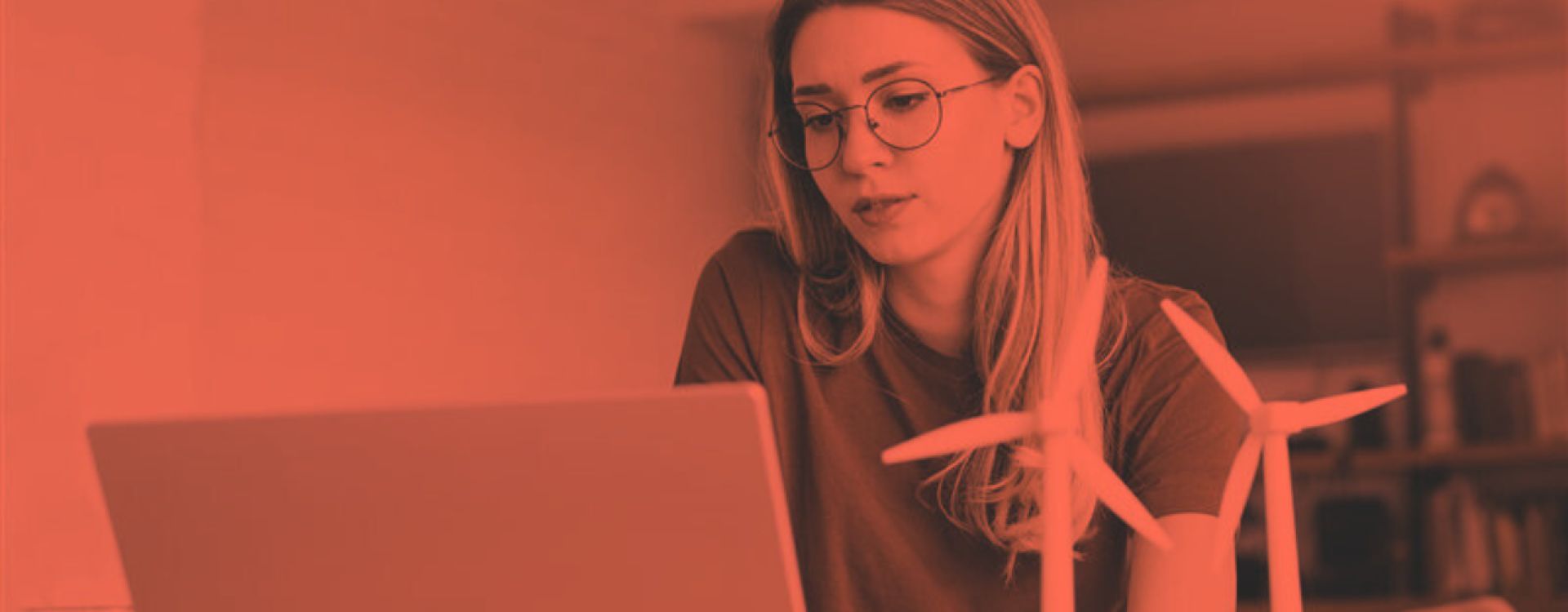 Frau an Laptop mit Modelwindrädern