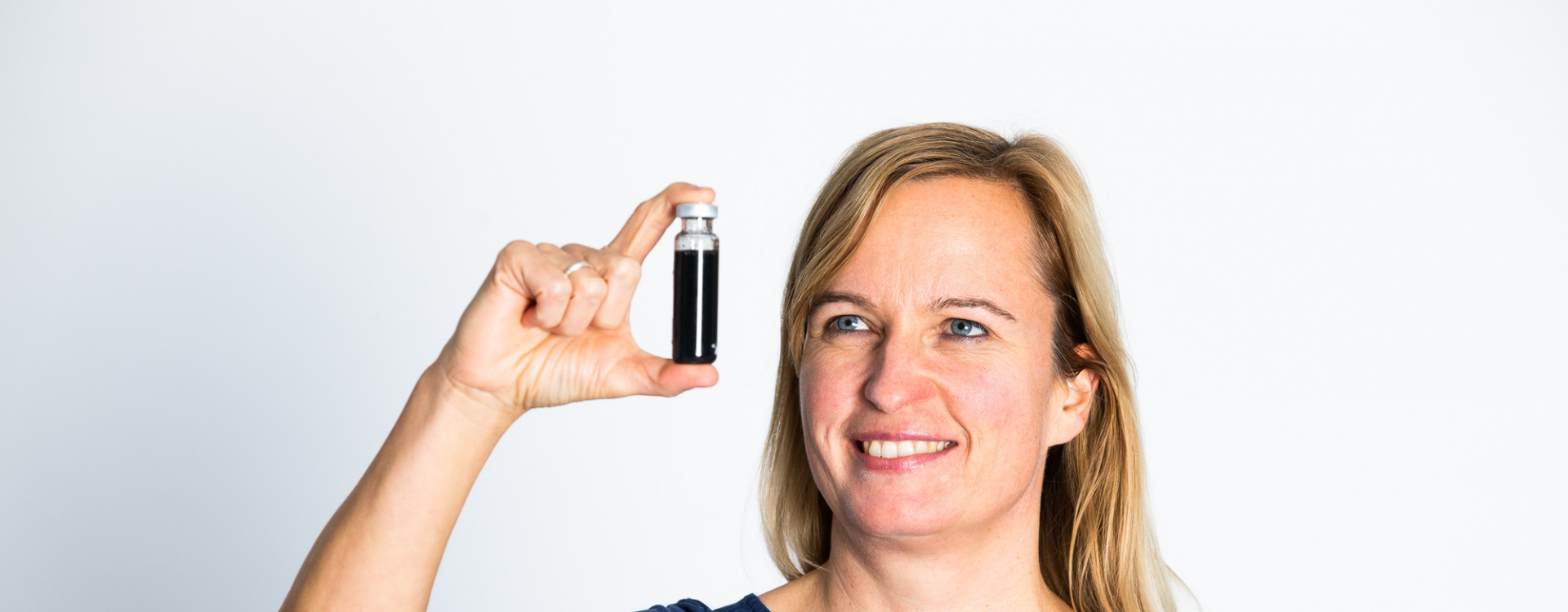 Frau im Porträt hält etwas in der Hand