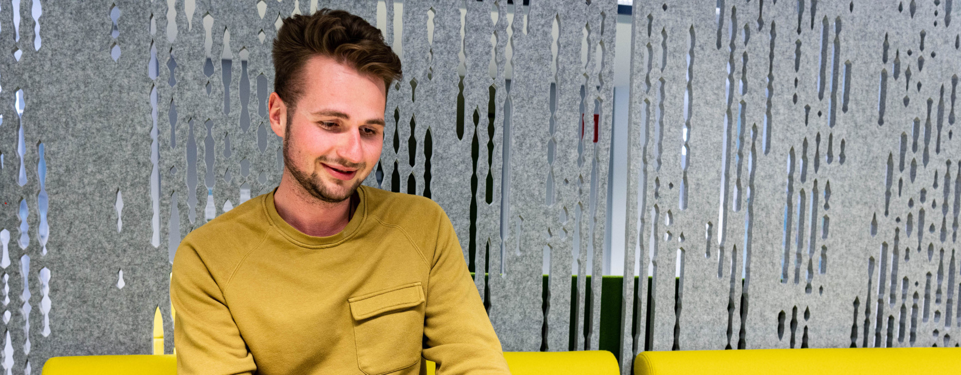 Mann mit Tablet in der Hand