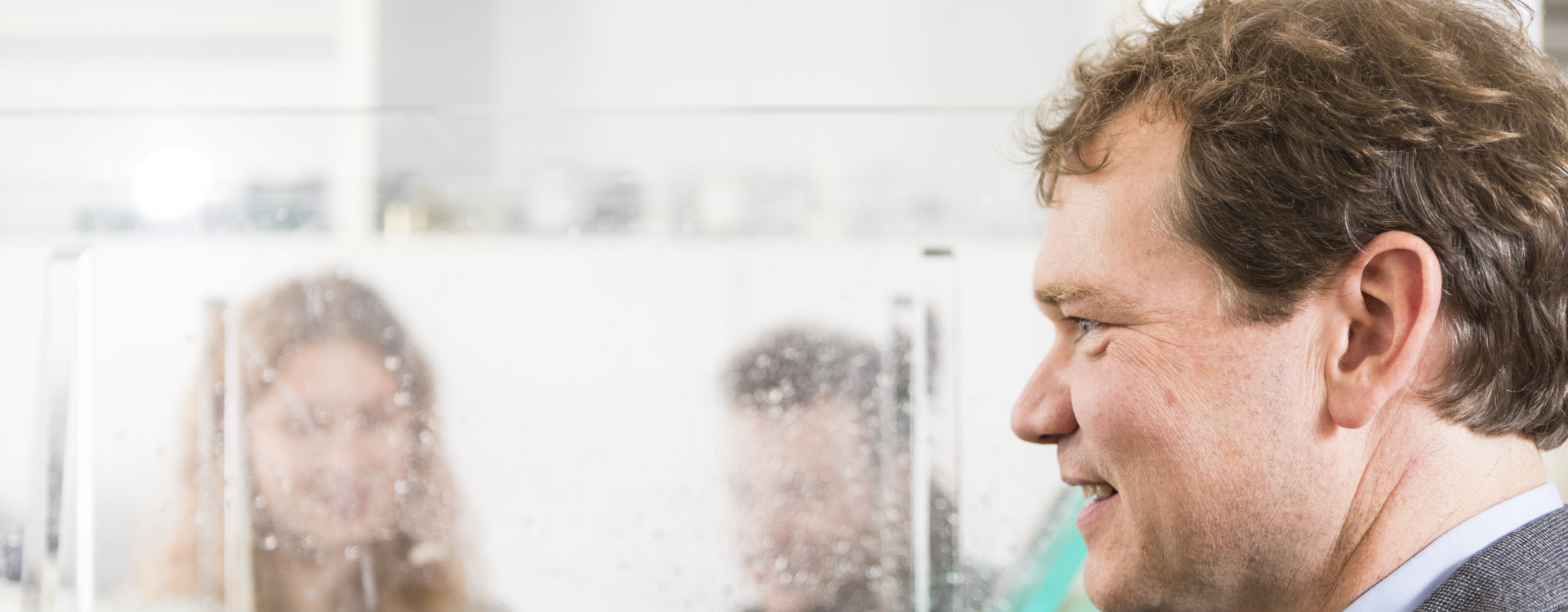 Mann im Wasserbaulabor