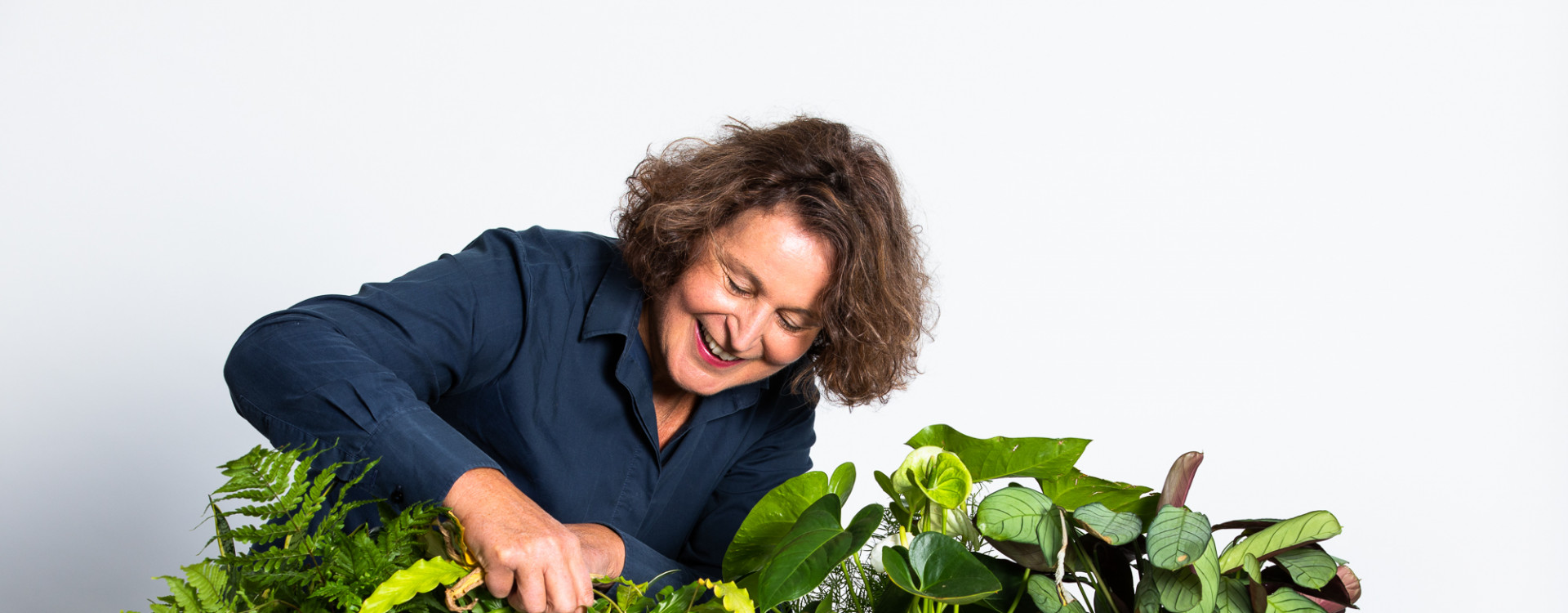 Frau mit Blumenkasten aus Paletten