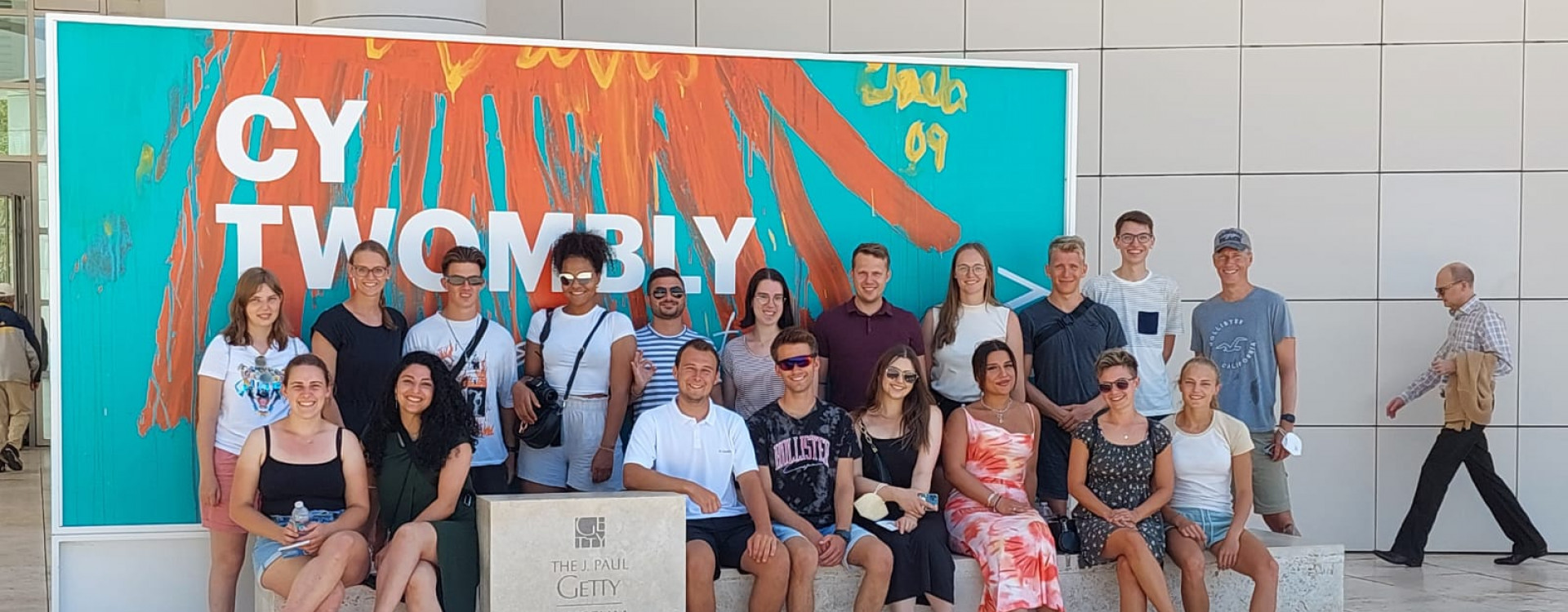 Gruppenbild vor buntem Plakat