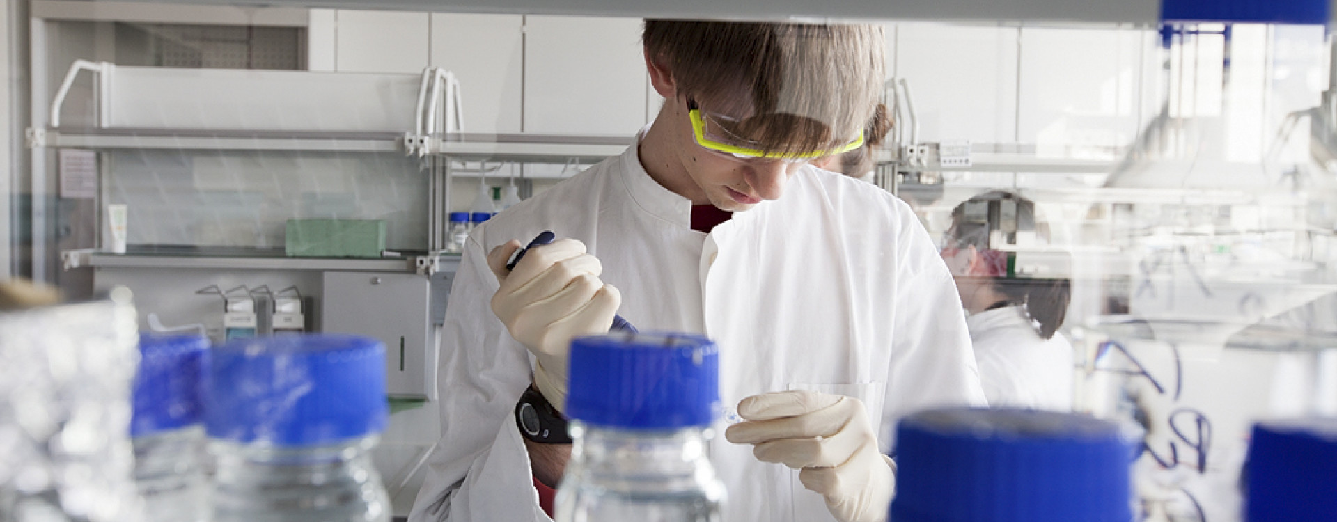 Studierender der Pharmazeutischen Biotechnologie im Labor