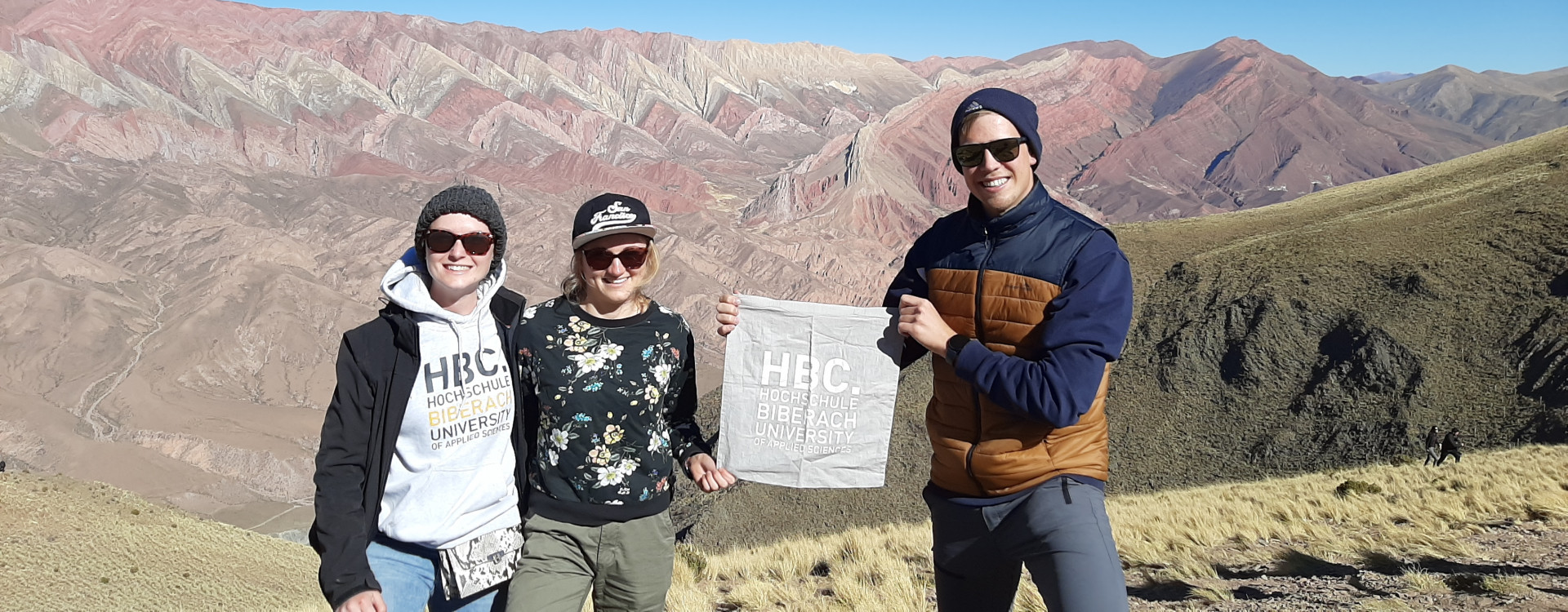 Drei Studierende im Gebirge in Argentinien