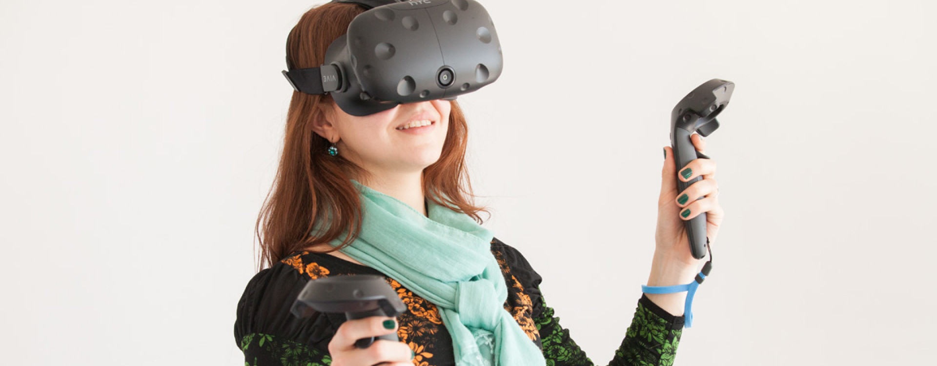 Junge Frau mit VR-Brille