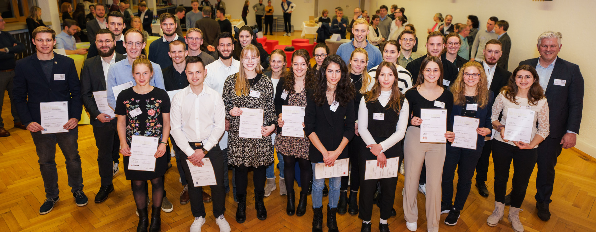 Gruppenbild von Studierenden im Stehen