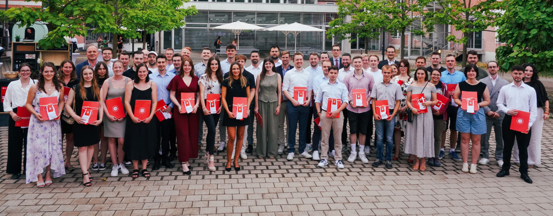 Viele Personen bei der Masterverabschiedung