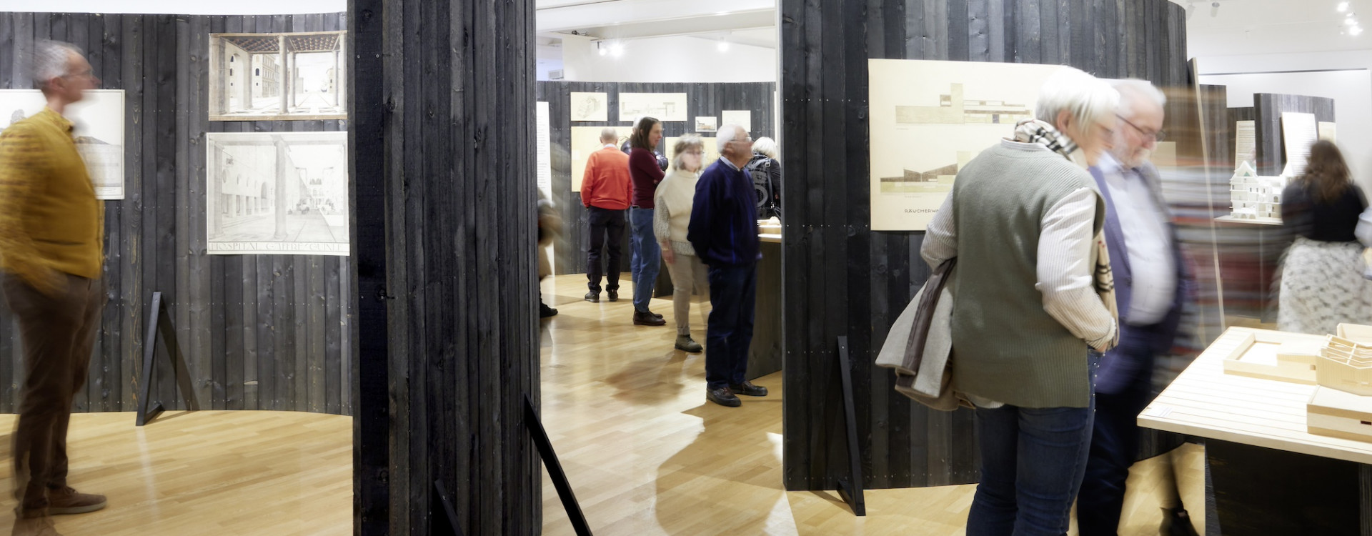 Personen in einer Ausstellung