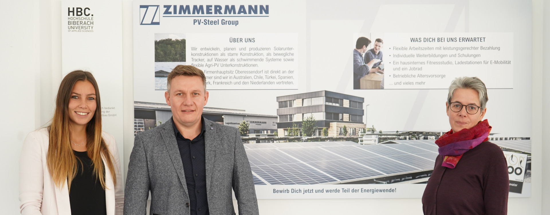 Drei Personen vor Logo PV Stahlbau