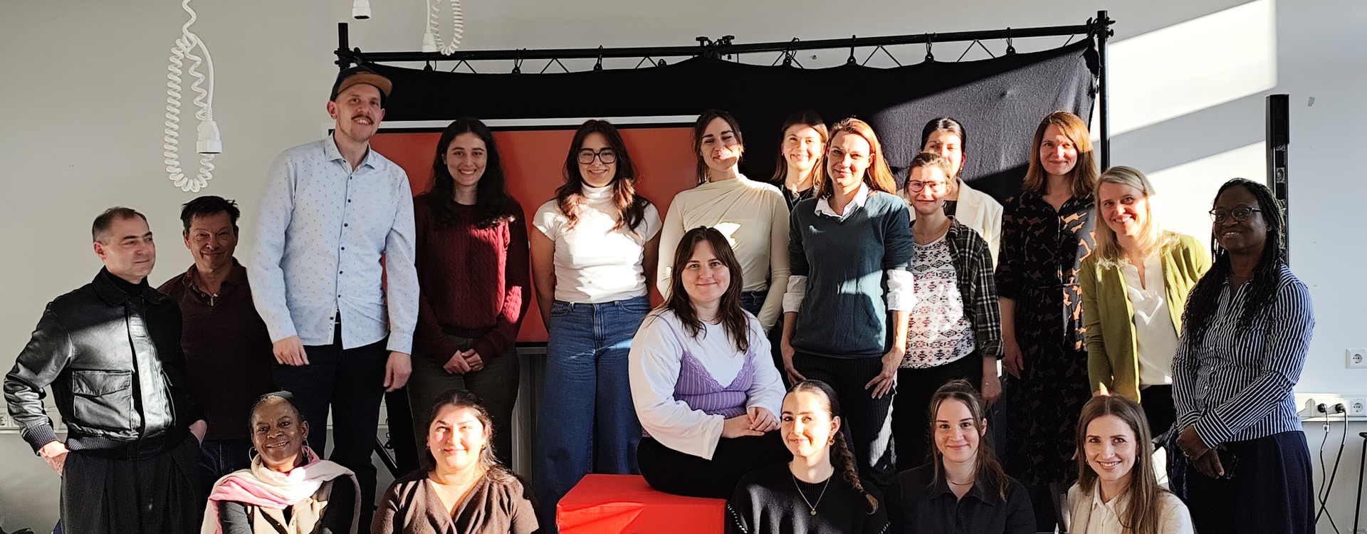 Viele Frauen stehen auf einer Bühne in der Gründerinitiative