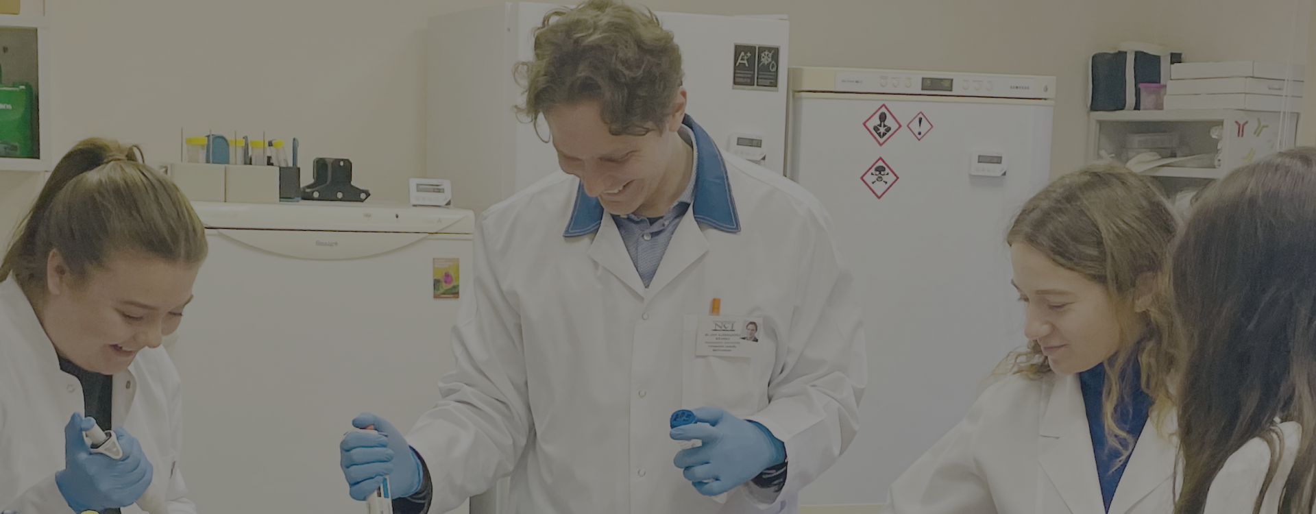 Zwei Personen stehen im Labor