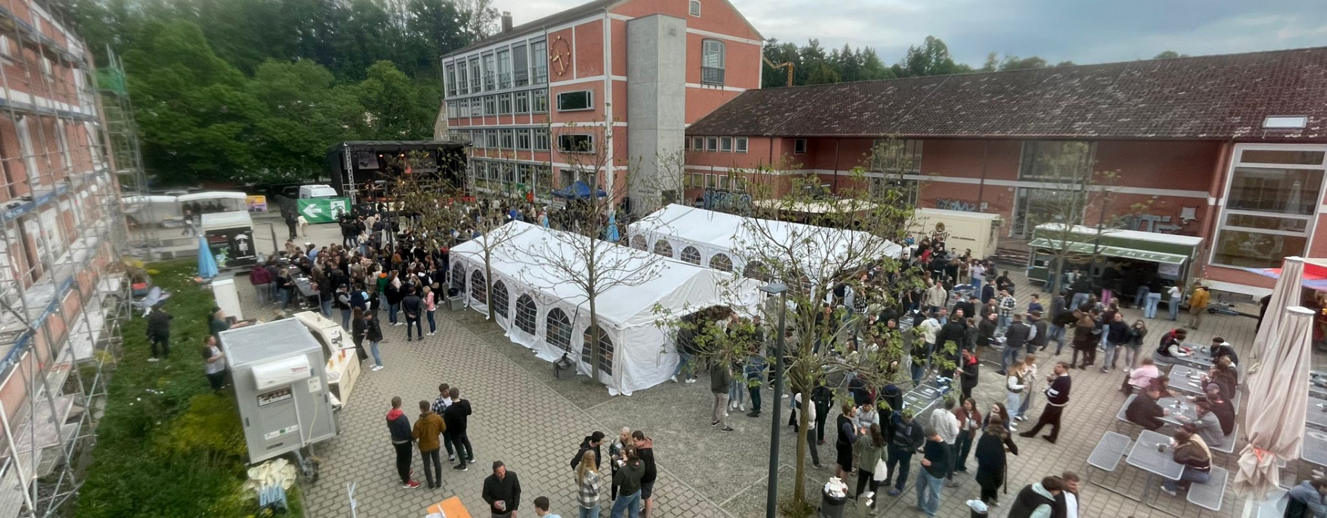 Bild von oben auf Open Air Feier am Campus der HBC