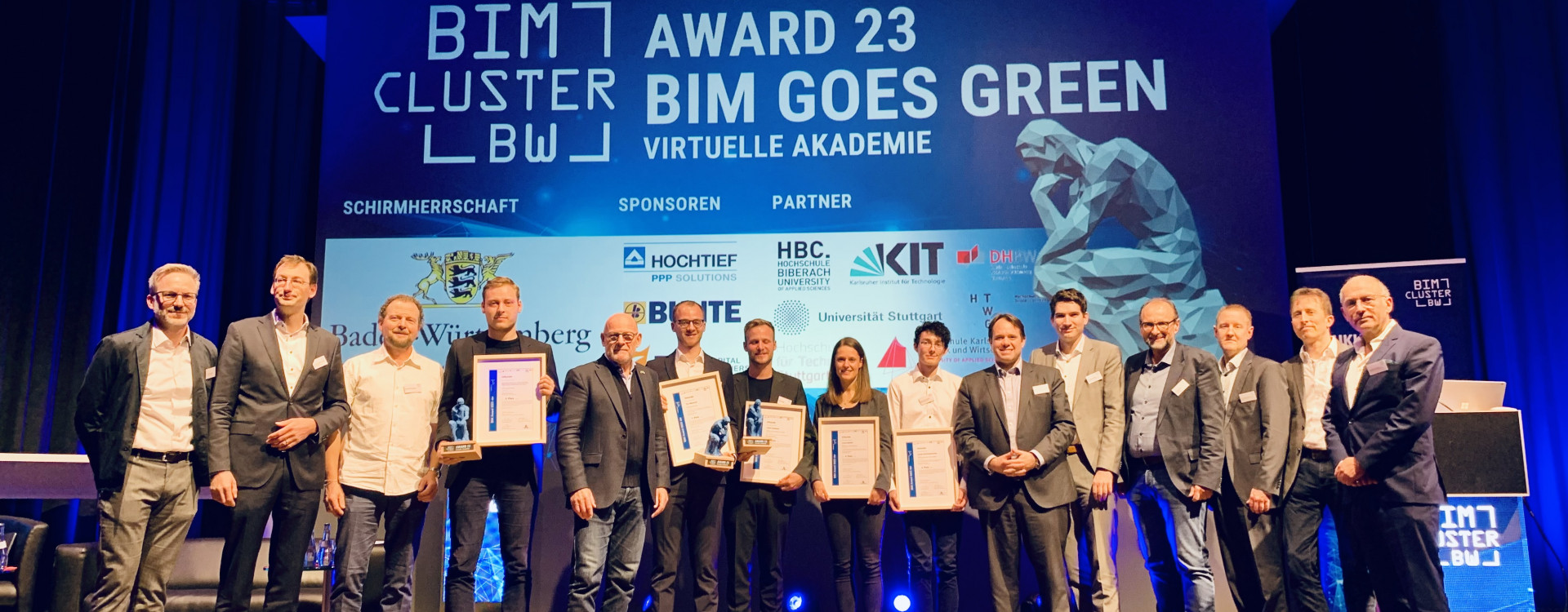 Gruppe von Menschen auf einer Bühne bei einer Preisverleihung