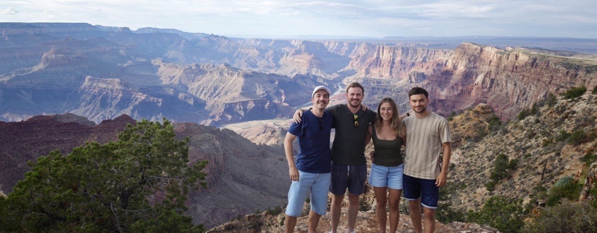 Vier Studierende stehen am Grand Canyon