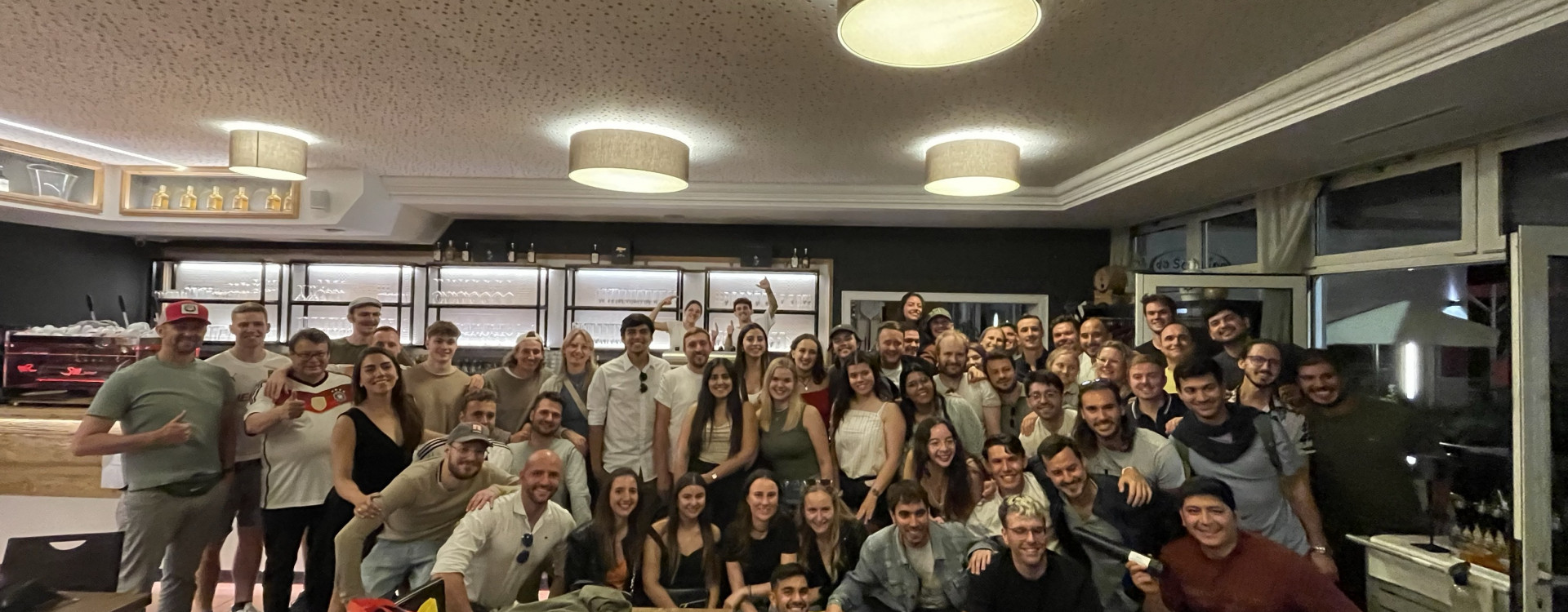 Viele Personen auf einem Gruppenbild