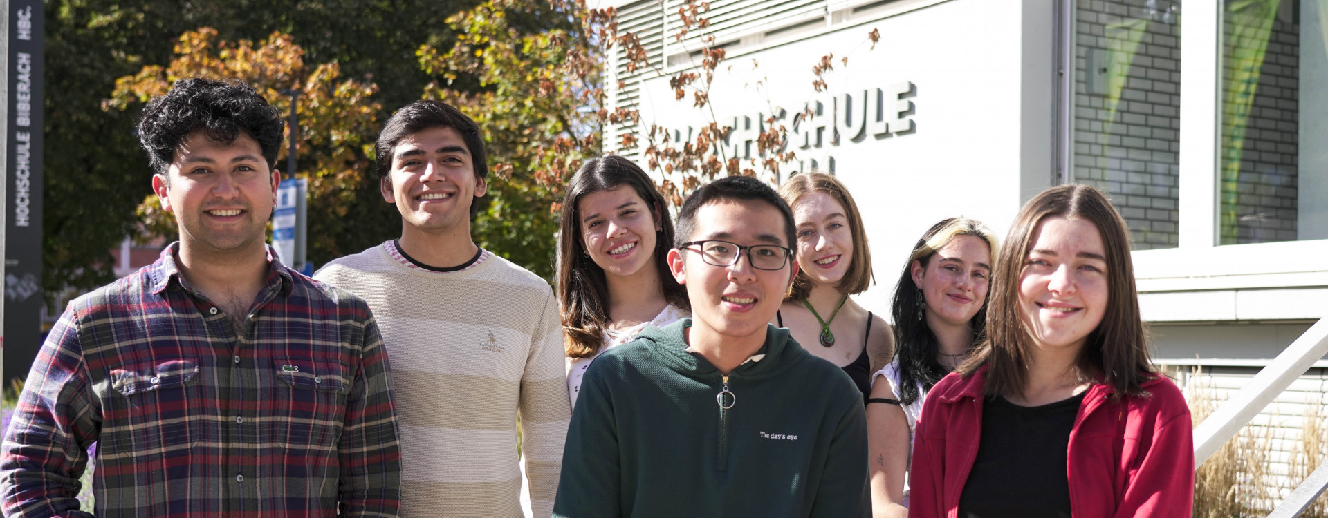 Studierende aus verschiedenen Nationen stehend