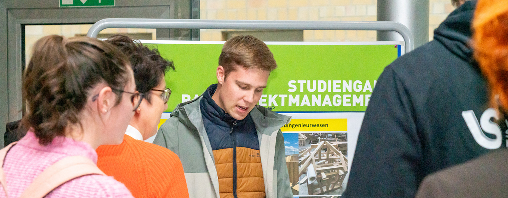 Interessierte stehen an einem Messestand