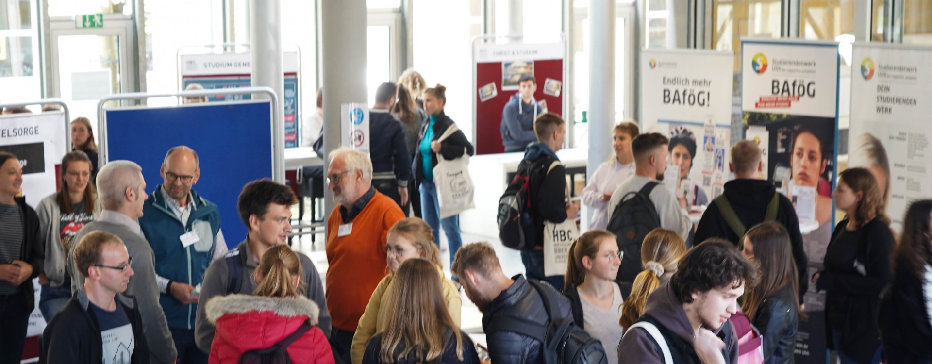 Gruppe von Menschen in einem Foyer
