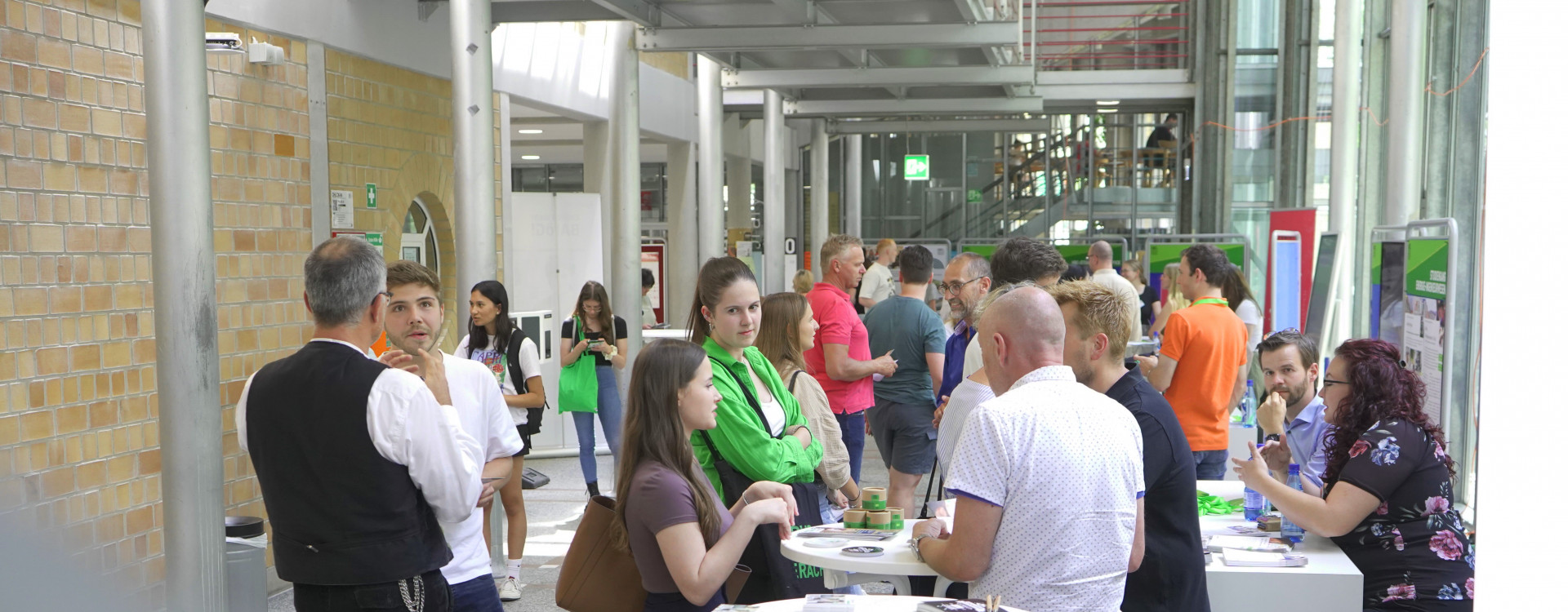 Mehrere Menschen in Cafeteria