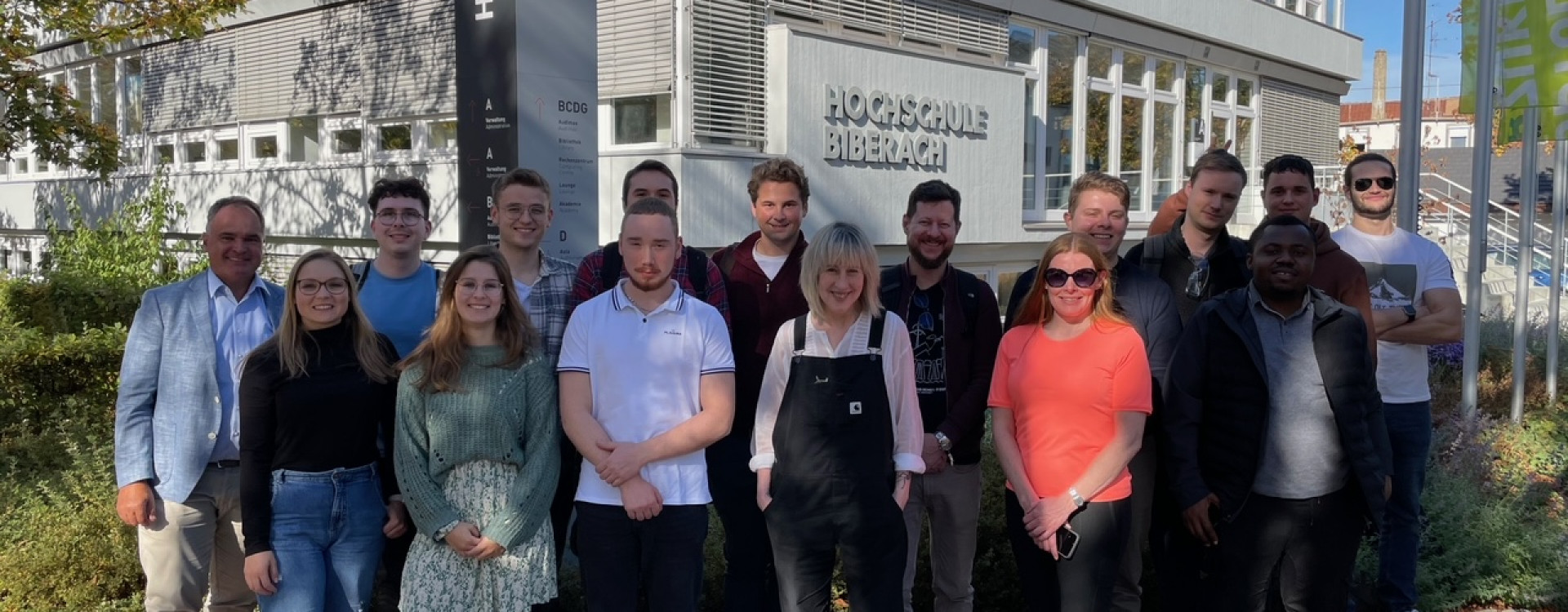 Gruppe von Studierenden draußen vor Gebäude