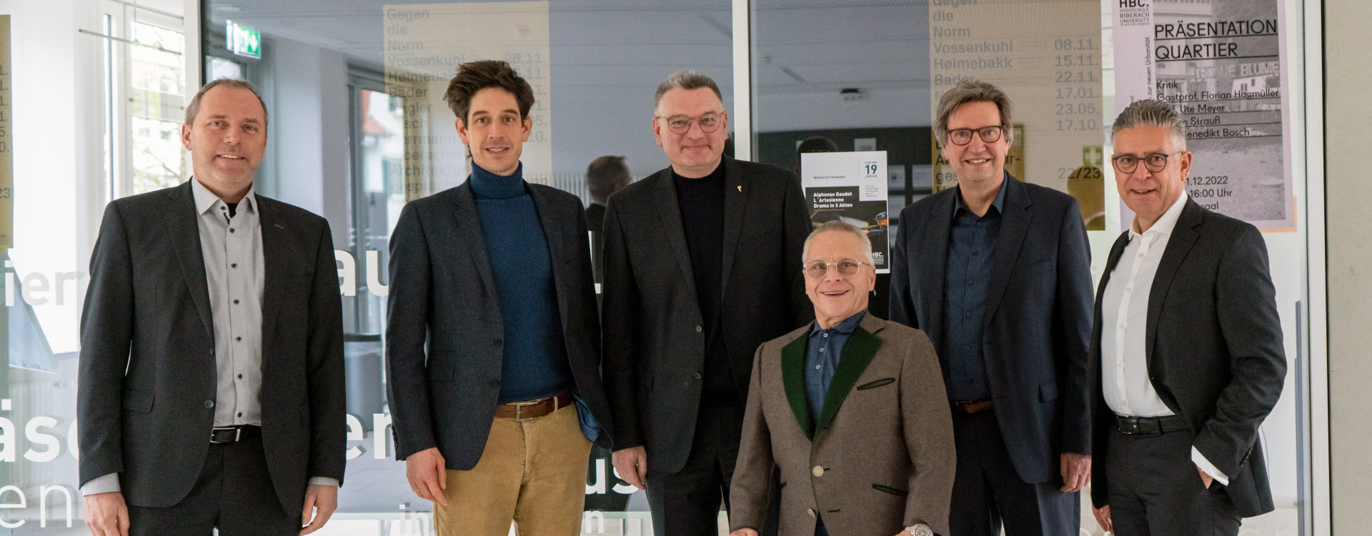 Sechs Männer stehend