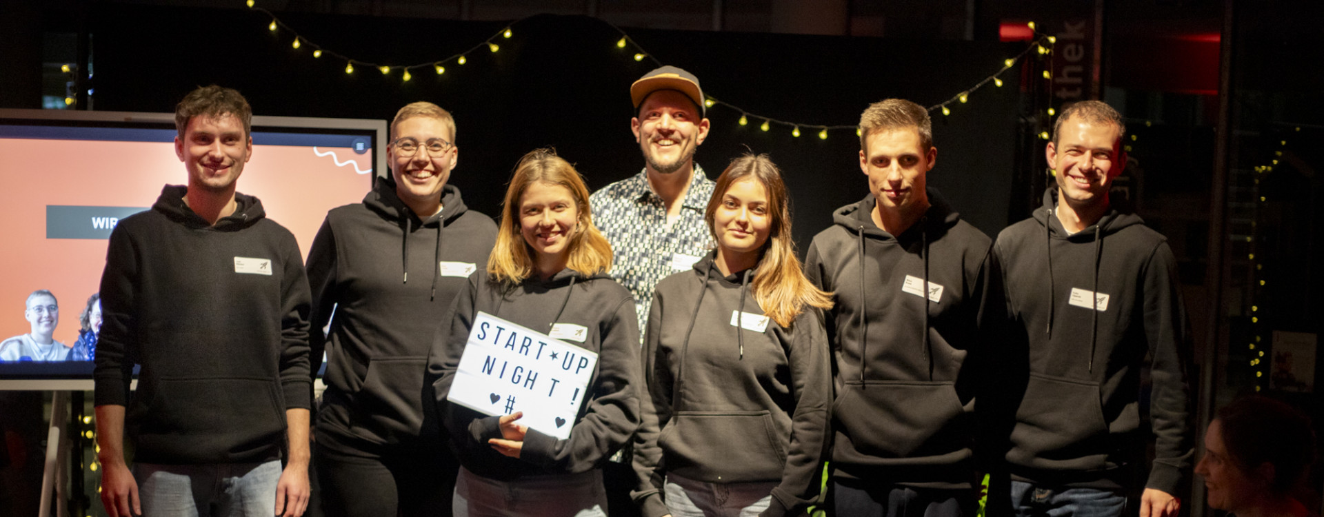 Beteiligte der Startup Night auf der Bühne