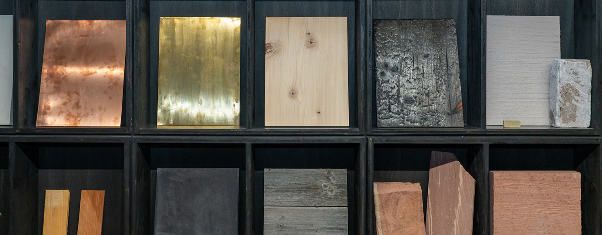 Schwarzes Regal mit verschiedenen Materialien