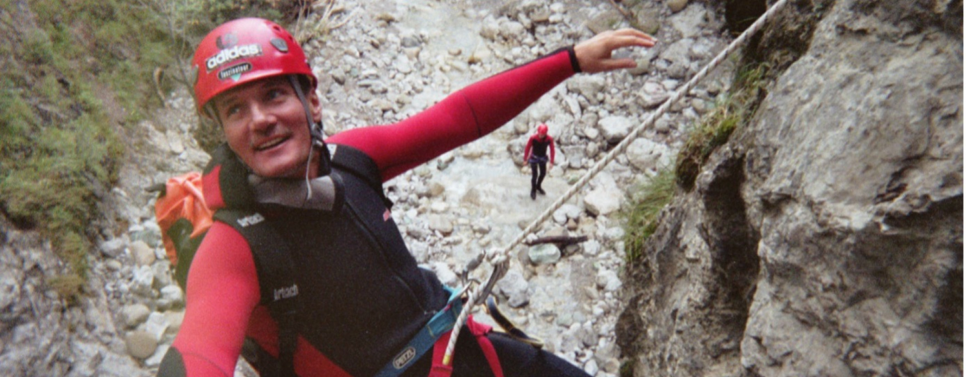 Mann beim Klettern im Gebirge