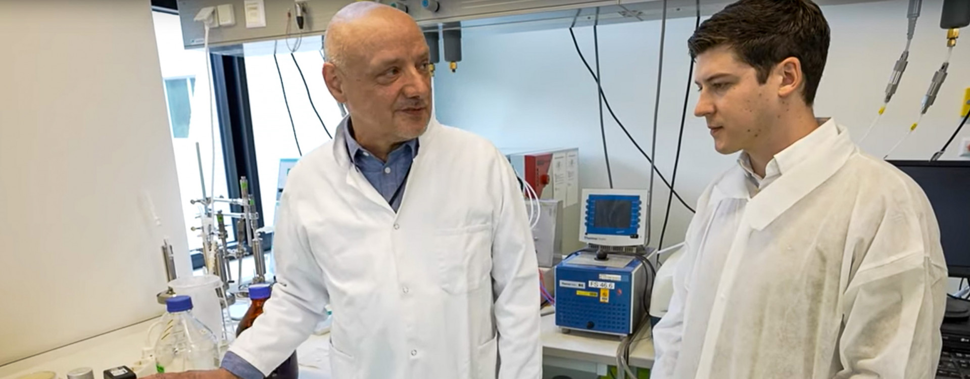 Zwei Männer stehen mit Laborkittel im Labor