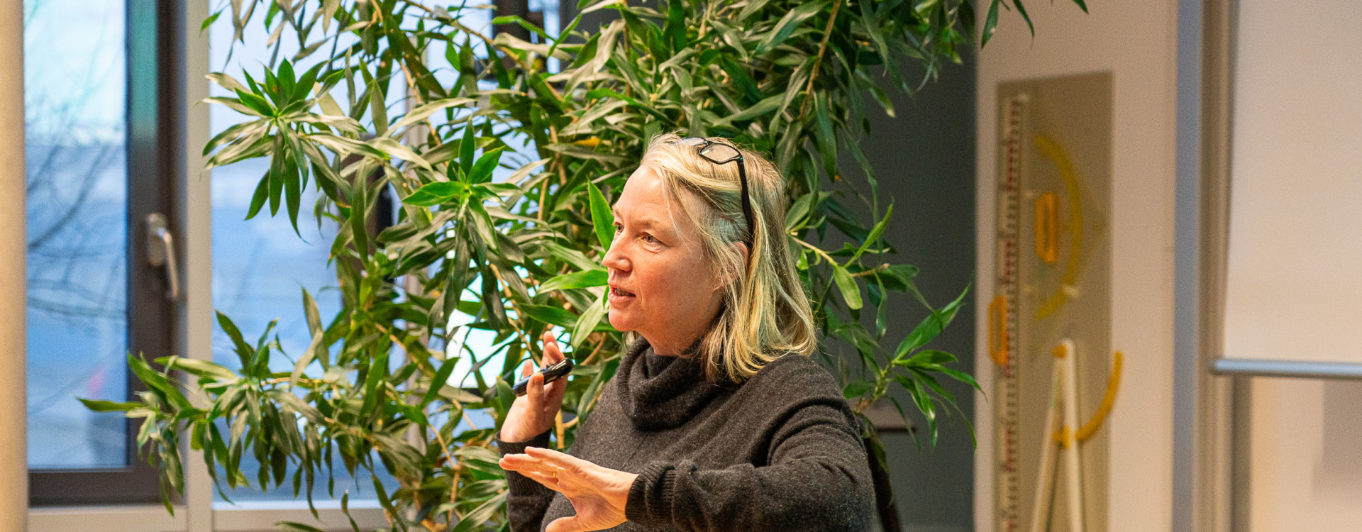 Frau steht an einem Rednerpult