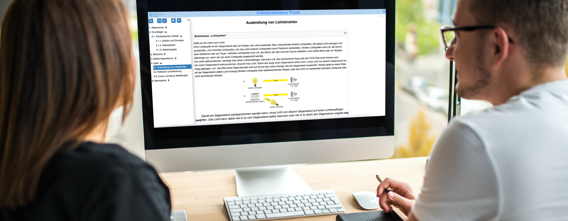 Zwei Personen vor großem Bildschirm