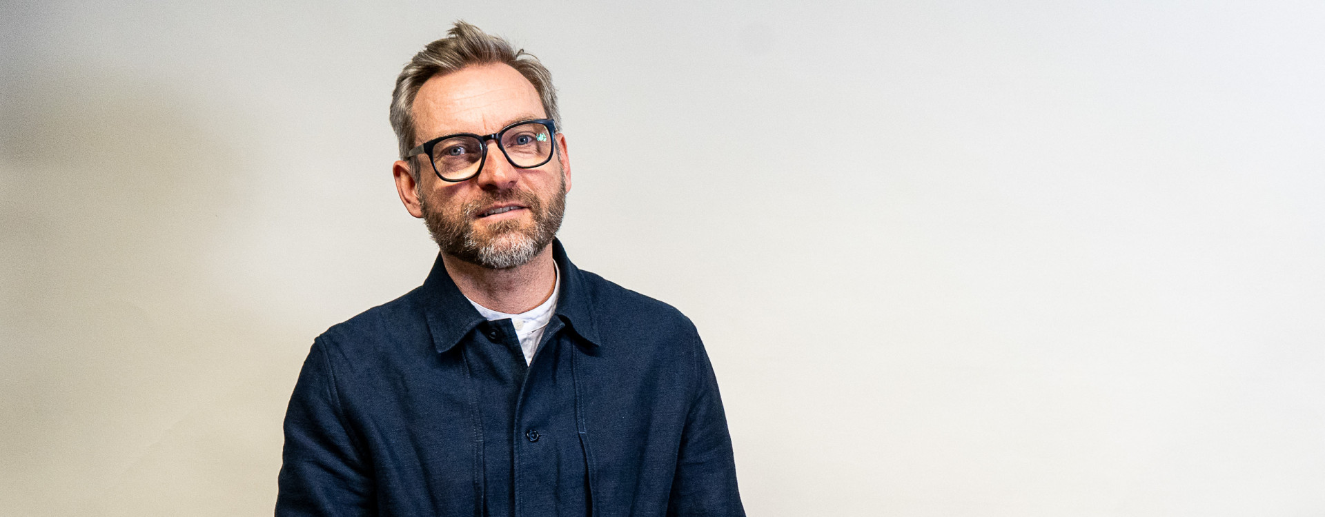 Ein Mann sitzt vor einem Mikrofon