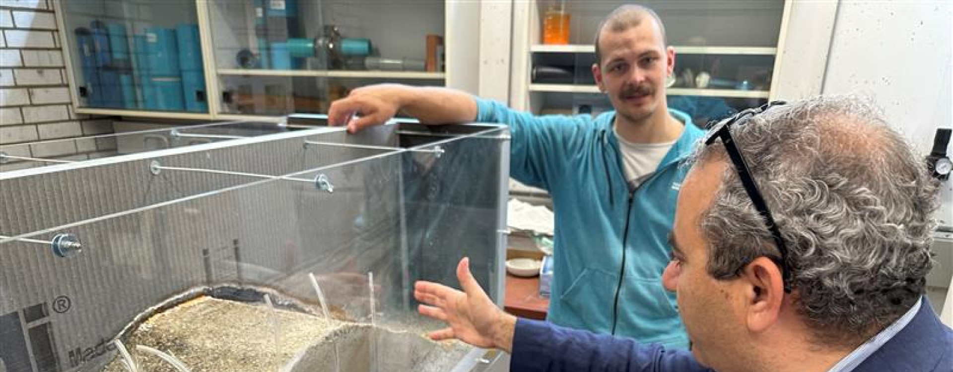 Zwei Männer im Wasserbaulabor