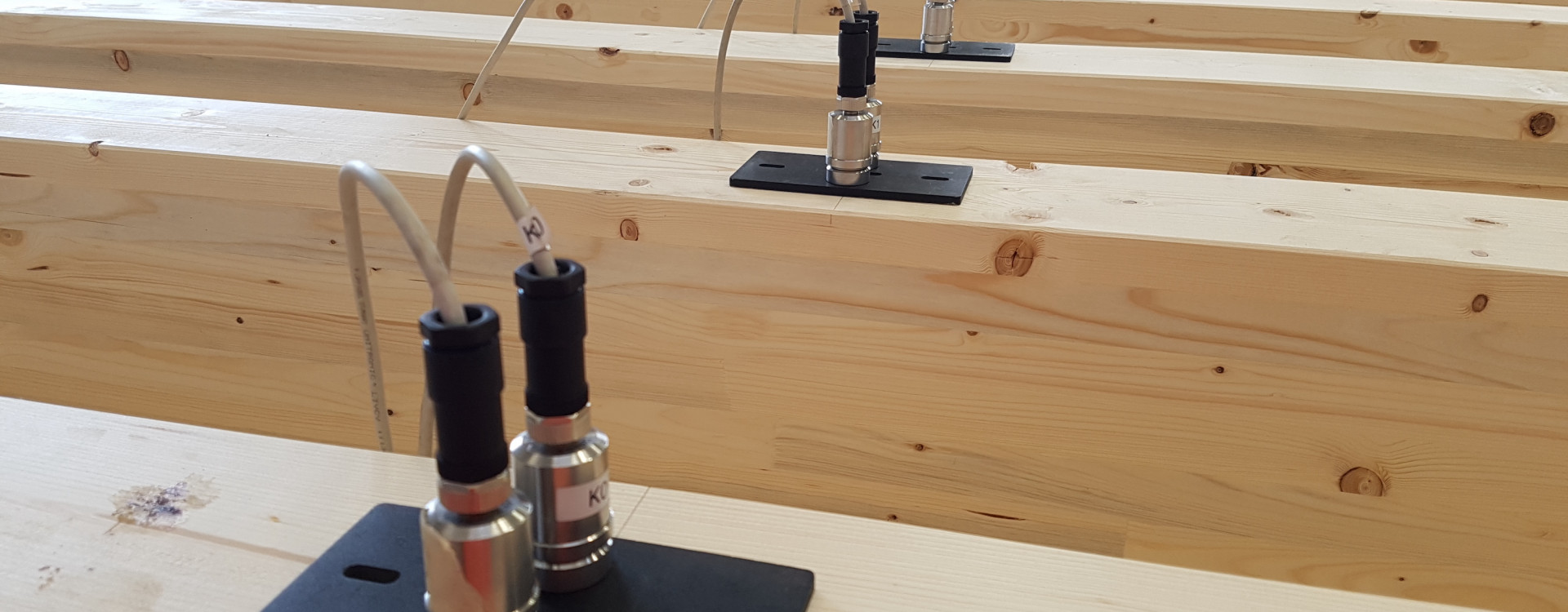 Holzbalken mit Schwingungsaufnehmer