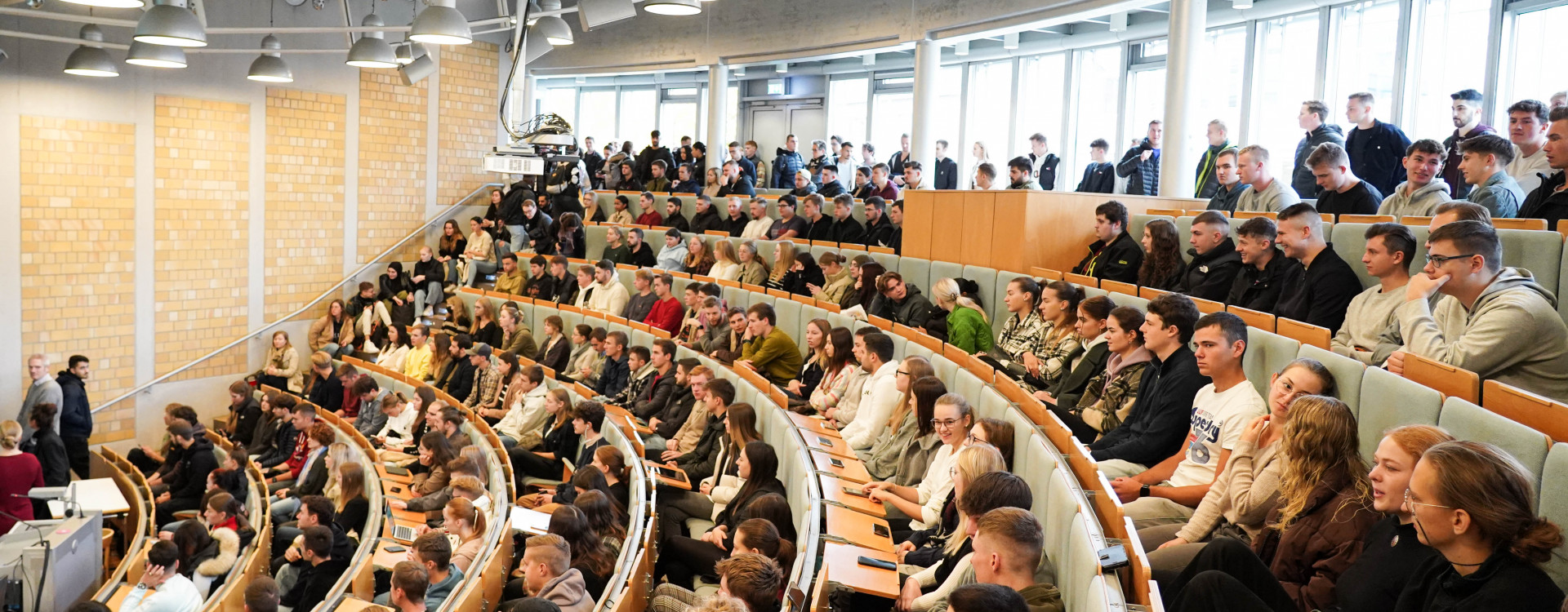 Voll besetzter Hochschul Hörsaal in Biberach
