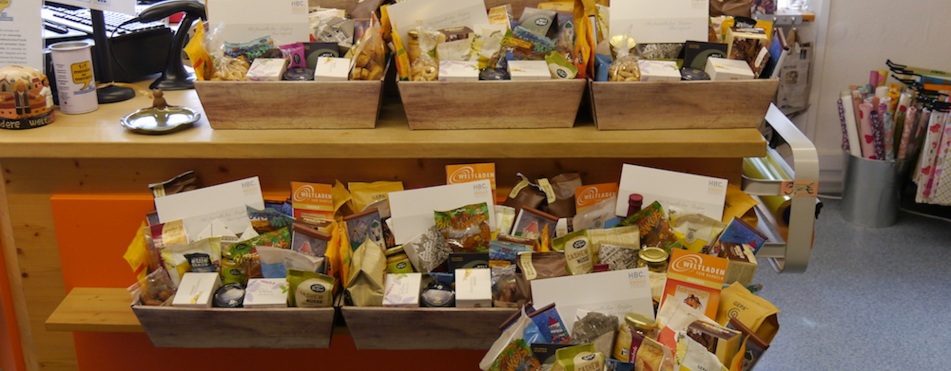 Hochschule Biberach spendet Geschenkkörbe des Biberacher Weltladens