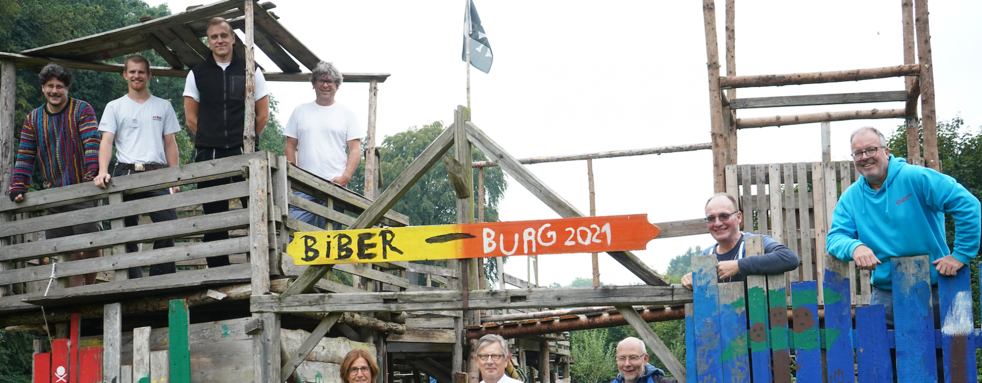 Acht Personen verteilt auf Kinderholzburg