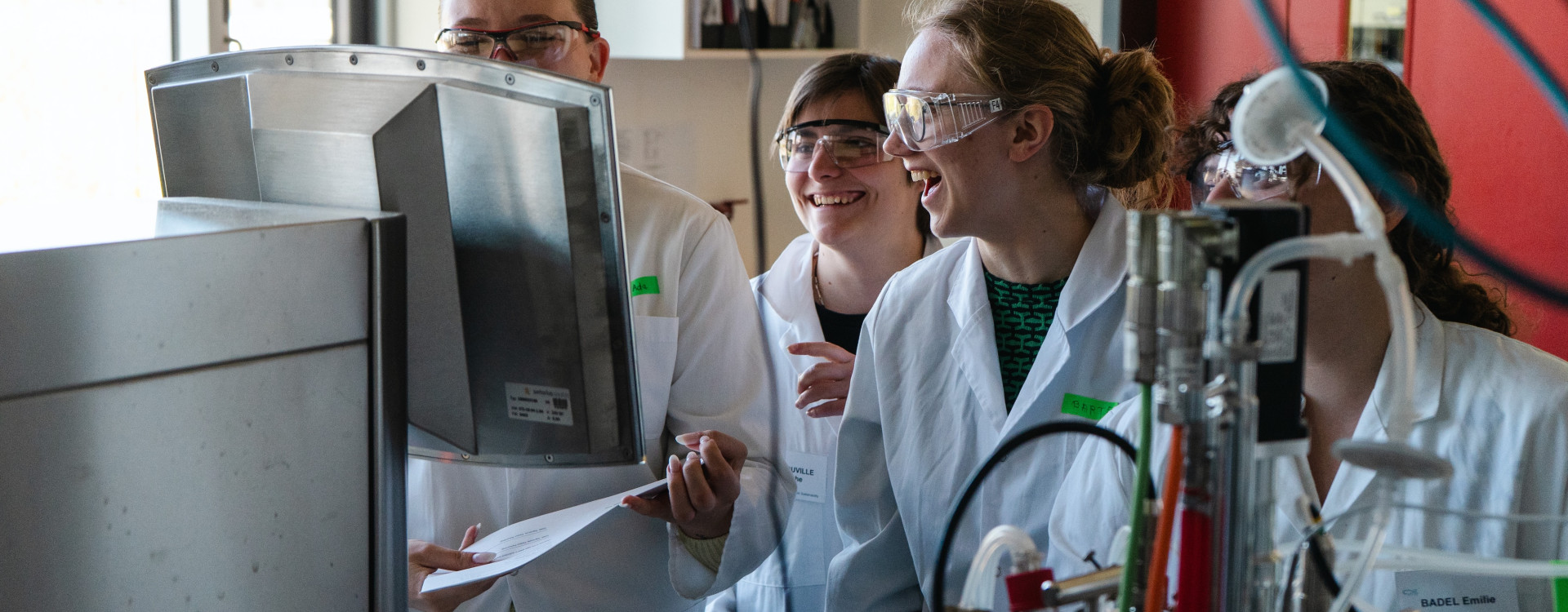 Studierende stehen im Labor