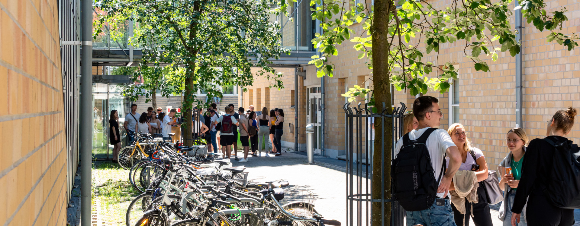 Gruppe junger Menschen auf Hochschulgelände