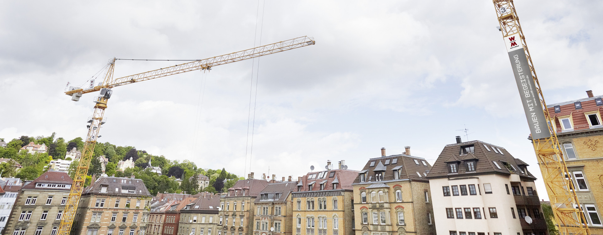 Gebäudereihe mit Kran