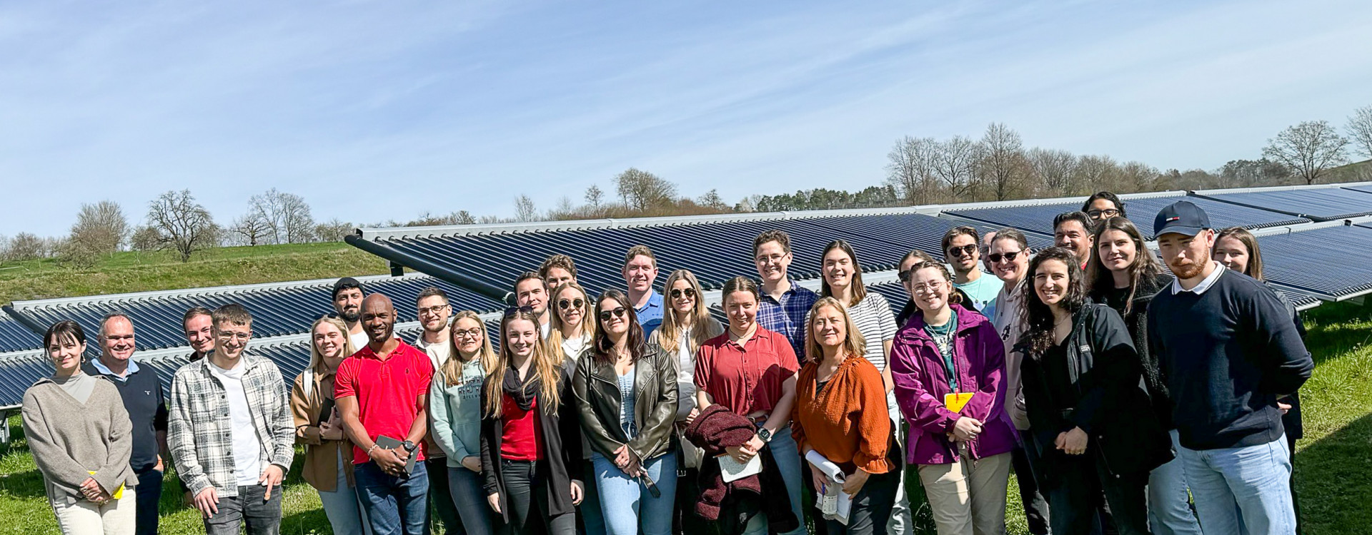 Große Gruppe steht in Energiepark
