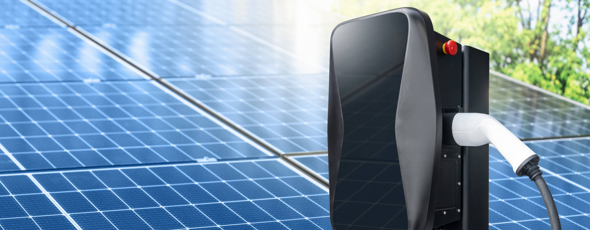 Ladestation und PV-Anlage im Hintergrund