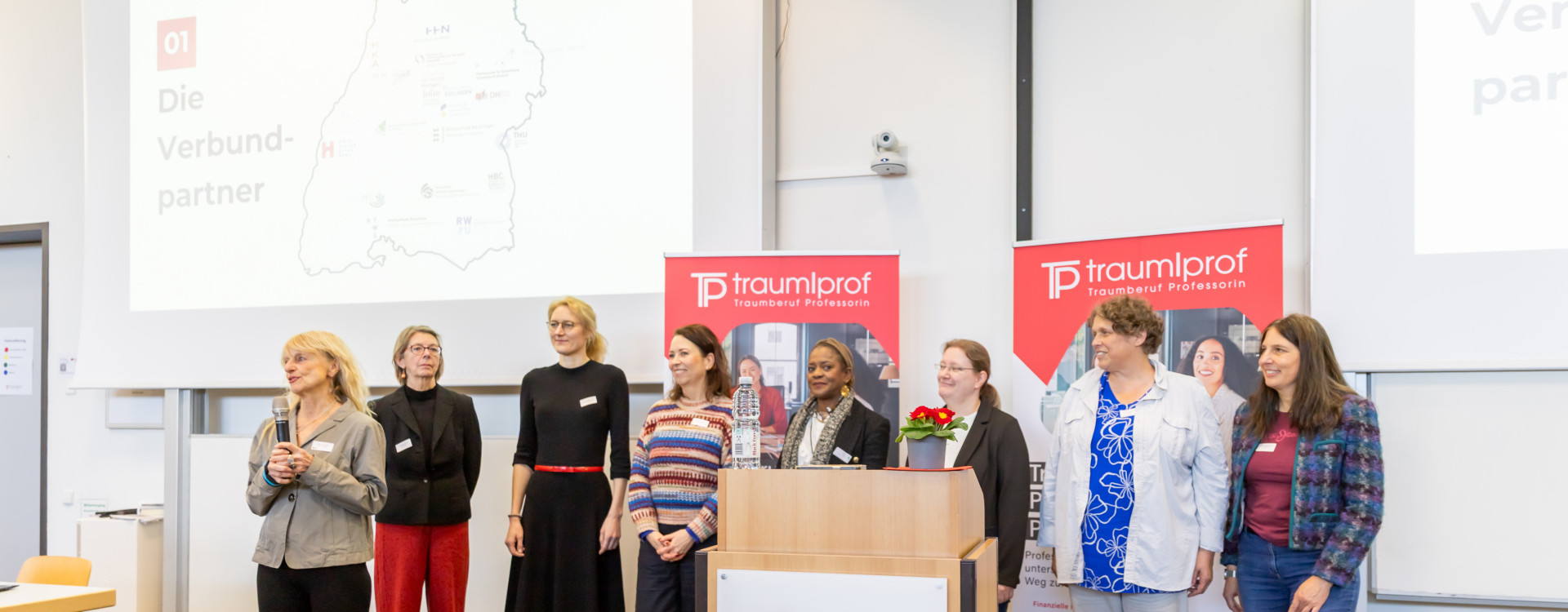 Viele Frauen stehen auf einem Podium