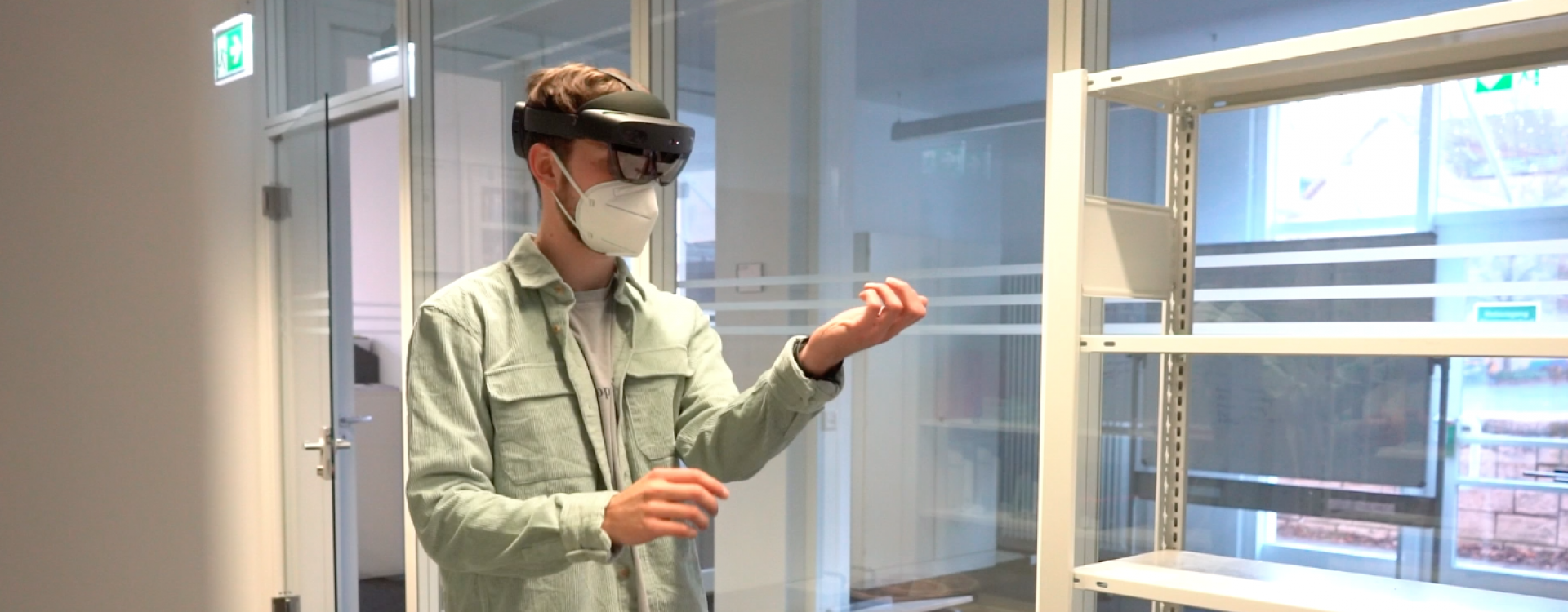 Junger Mann mit VR-Brille im Gebäude