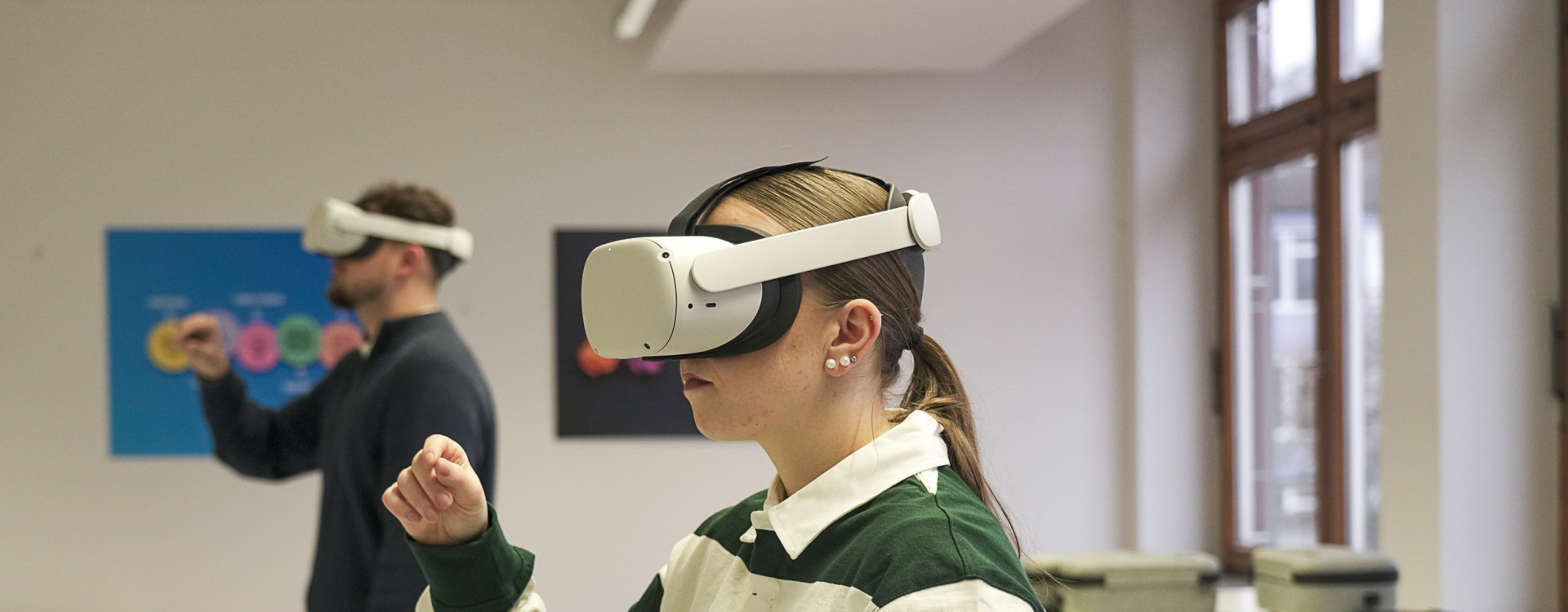 Eine Frau und ein Mann tragen eine VR Brille