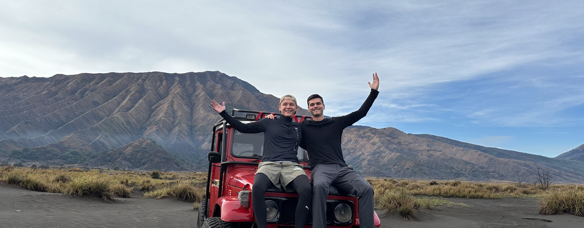 Zwei Männer sitzen auf einem Quad