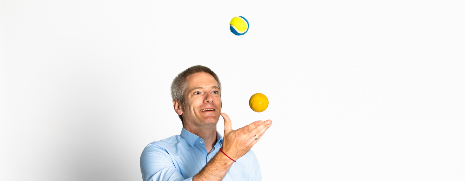 Prof. Dr. Jens Winter im Portrait mit Jonglagebällen
