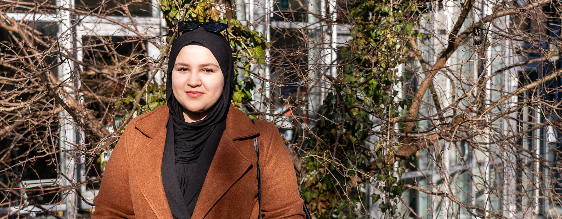 Studentin steht draußen